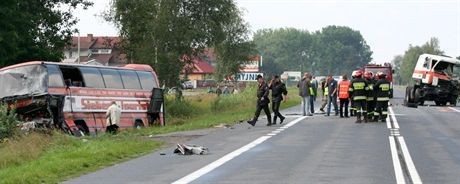 Brůjce, 13.08.2007. Miejsce wypadku ?otewskiego autokaru z dzieśmi w Brůjcach w Lubuskiem, 13 bm. Szeúś osůb zosta?o poszkodowanych w wypadku na drodze krajowej nr 2. Autokar zderzy? siÍ z TIR-em. (kkk) PAP/Lech MuszyŮski ***ZdjÍcie do depeszy PAP pt. Lubuskie/ Wypadek ?otewskiego autokaru na drodze krajowej nr 2***