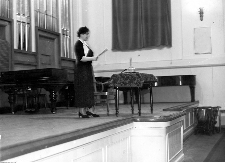 Zofia Kossak-Szczucka podczas wygłaszania odczytu "Geneza i sens Krzyżowców" w sali Towarzystwa Higienicznego w Warszawie w 1937 r.