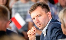 Minister z KPRM o podwyżce renty socjalnej: Za 200 zł trochę rzeczy można kupić, niech pan też nie przesadza