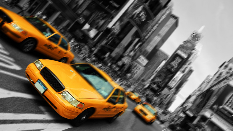 Burmistrz Nowego Jorku Bill de Blasio zatwierdził decyzję rady miejskiej, która znosi obowiązek zdawania egzaminu na taksówkarza po angielsku przez kierowców żółtych taksówek, aby wyrównać ich szanse wobec Ubera.