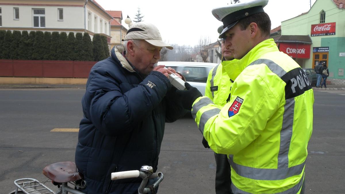 Policajná kotrola zameraná na cyklistov.