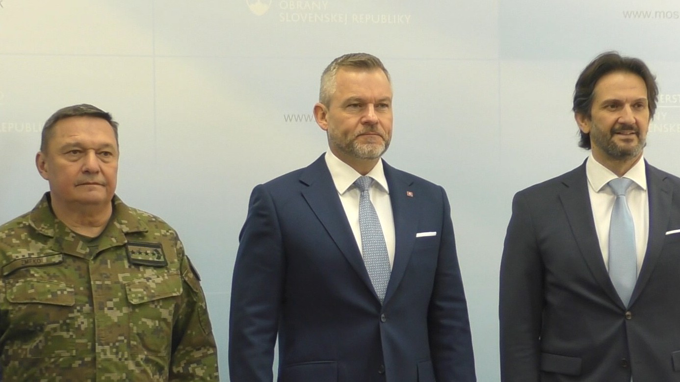 Na snímke prezident Peter Pellegrini (uprostred), náčelník Generálneho štábu Ozbrojených síl Daniel Zmeko a vpravo minister obrany Robert Kaliňák.