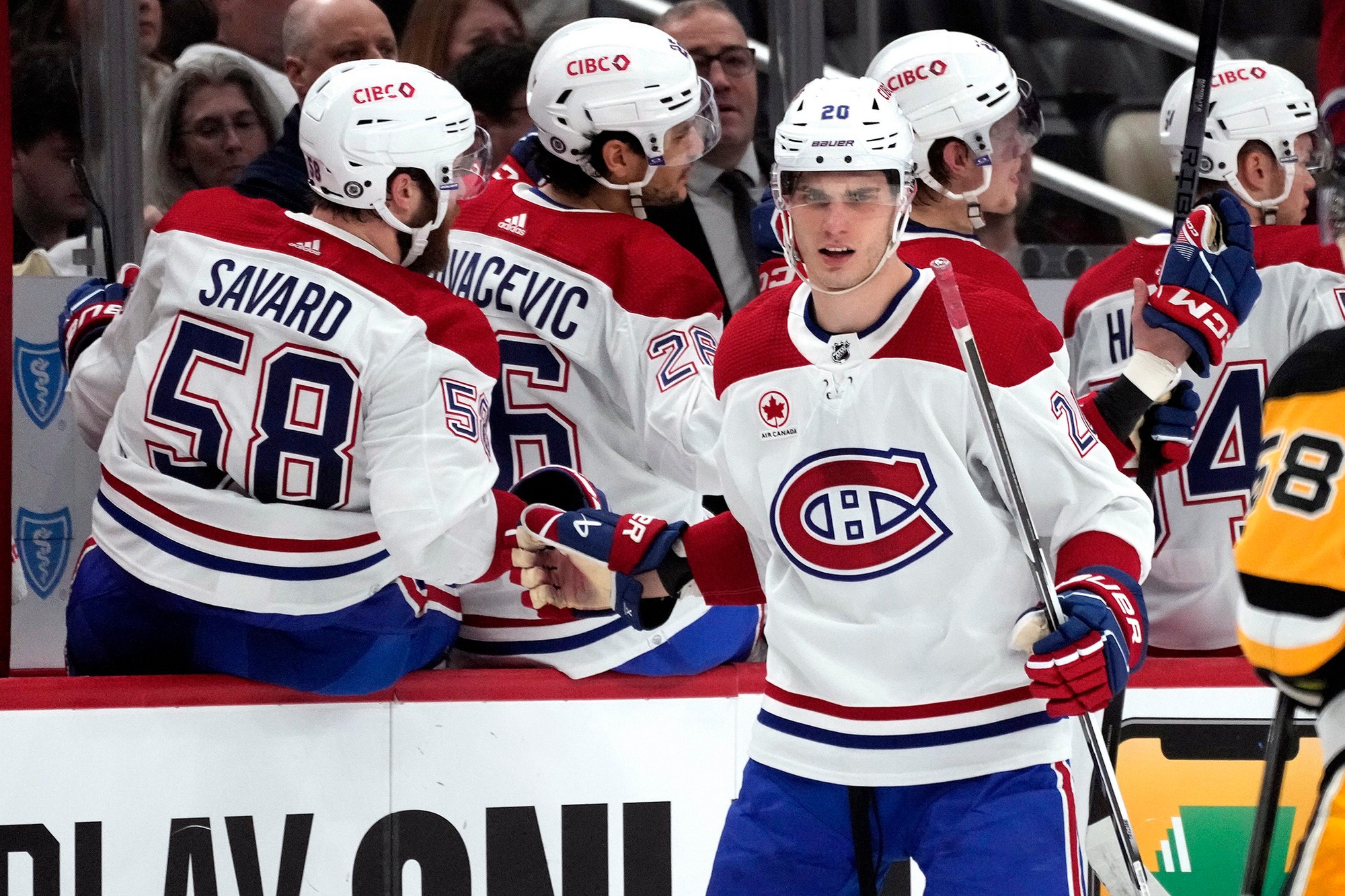 Slovenský hokejista Juraj Slafkovský (Montreal Canadiens) sa so spoluhráčmi teší z gólu.