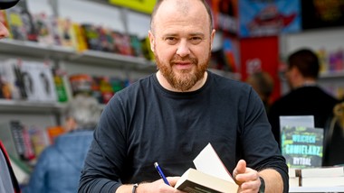 wraca kultowy bestseller polskiego autora. cykl z ekscentrycznym detektywem