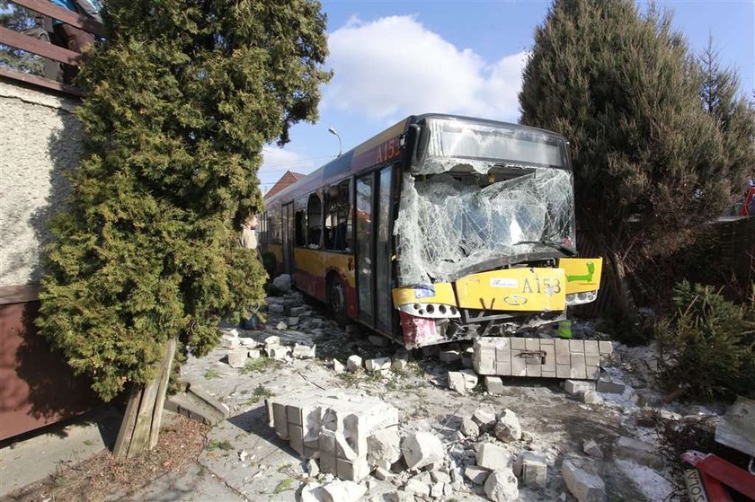 Autobus wbił się w płot. FOTO