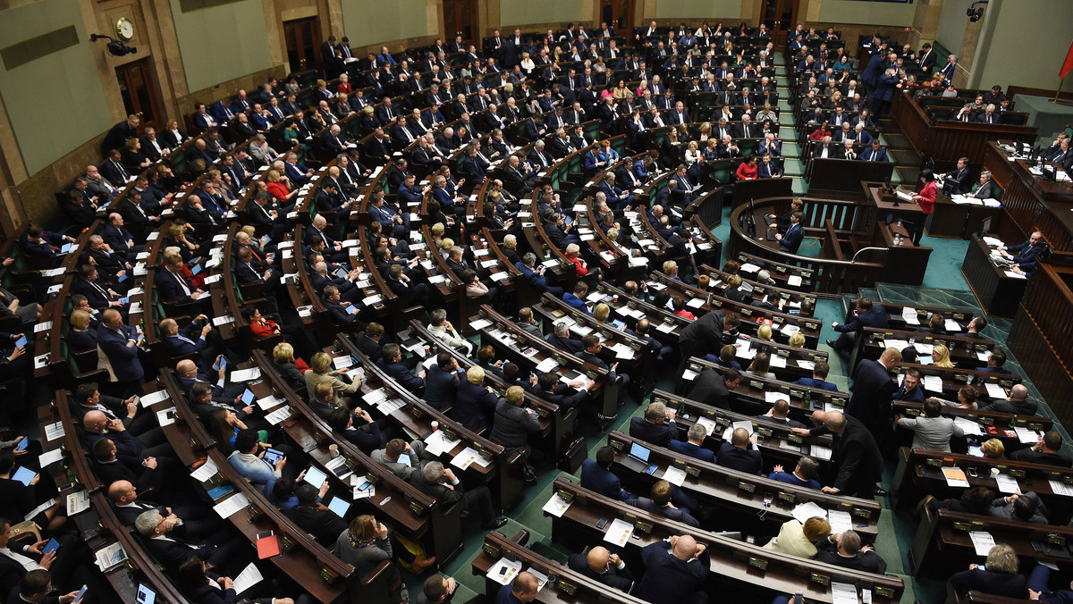 Nagana i kara finansowa to kary, jakie klub Nowoczesnej wymierzył posłom, którzy nie brali udziału w głosowaniu nad projektem komitetu "Ratujmy Kobiety 2017", liberalizującym prawo aborcyjne. - Przepraszam za tę niedopuszczalną sytuację - powiedziała szefowa klubu Kamila Gasiuk-Pihowicz. Jak podaje nieoficjalnie PAP, w trakcie posiedzenia partii troje posłów Nowoczesnej zagroziło odejściem z klubu