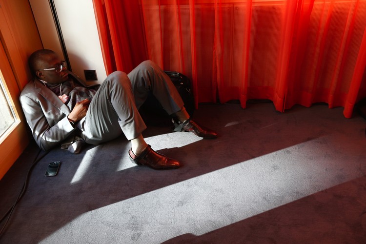 Zmęczony uczestnik Forum w Centrum Kongresowym. Forum Ekonomiczne w Davos 2015, 21.01.2015, Szwajcaria