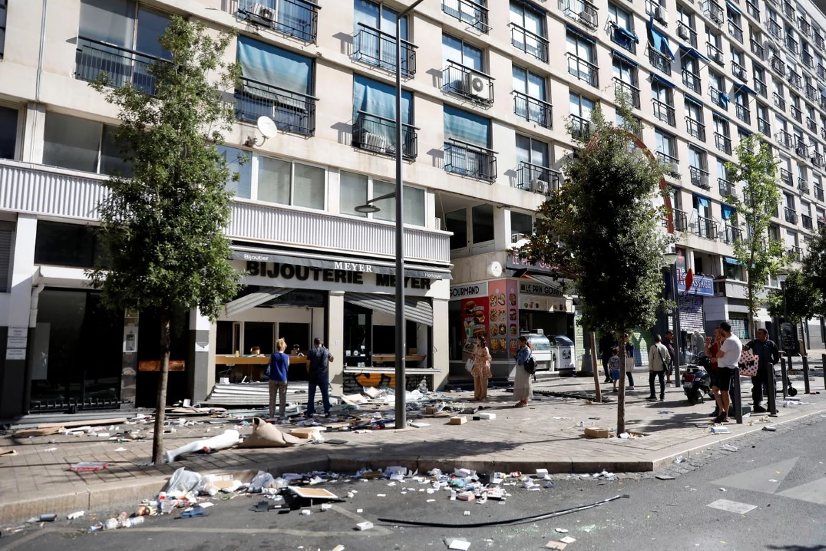 Émeutes en France.  Les nationalistes sont sortis pour combattre les manifestants.  Scènes brutales