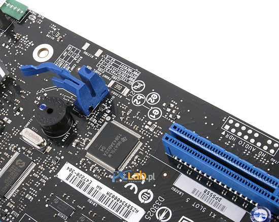 Gniazdo PCI Express ×8 umożliwia (po odpowiedniej konfiguracji) uruchomienie CrossFireX lub SLI 