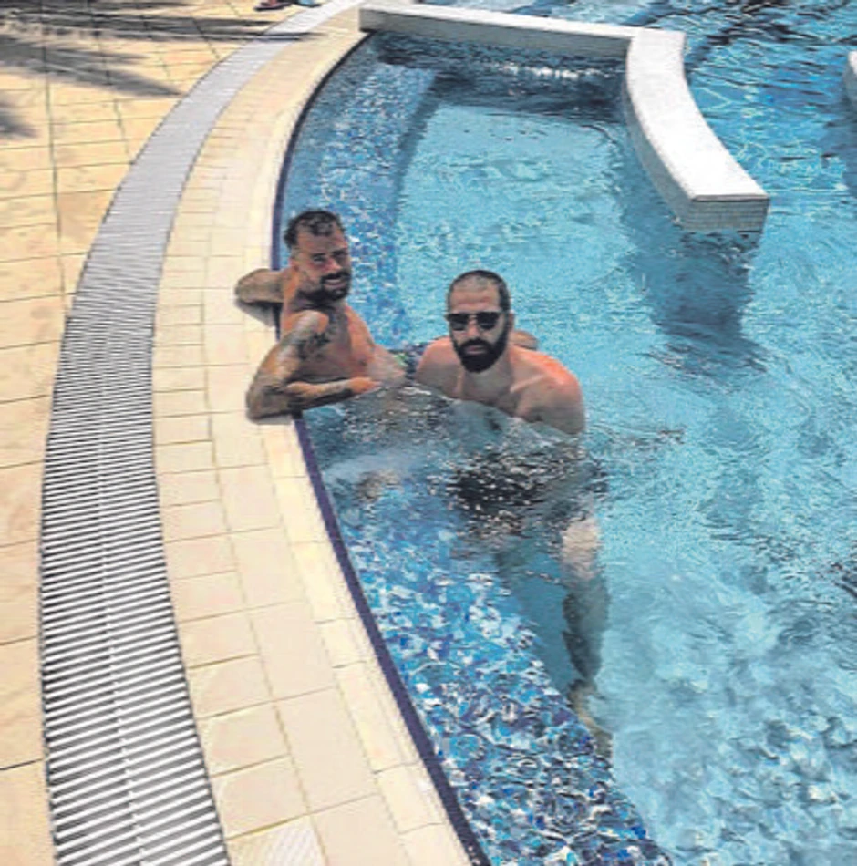 Kežman sa prijateljem: Na bazenu u luks hotelu