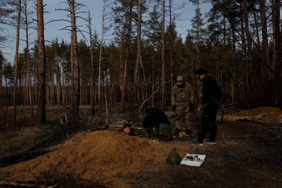 Jukow i Denys Sosnenko patrzą, jak dwaj inni członkowie Czarnego Tulipana, Andrij Smeiko i Artur Simeiko, ekshumują ciało poległego żołnierza. Sosnenko, były ukraiński narodowy mistrz w kickboxingu, zginał w styczniu w wieku 21 lat. 