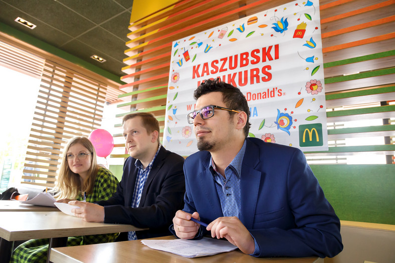  Jurorzy jednej z poprzednich edycji konkursu języka kaszubskiego w restauracji McDonald’s