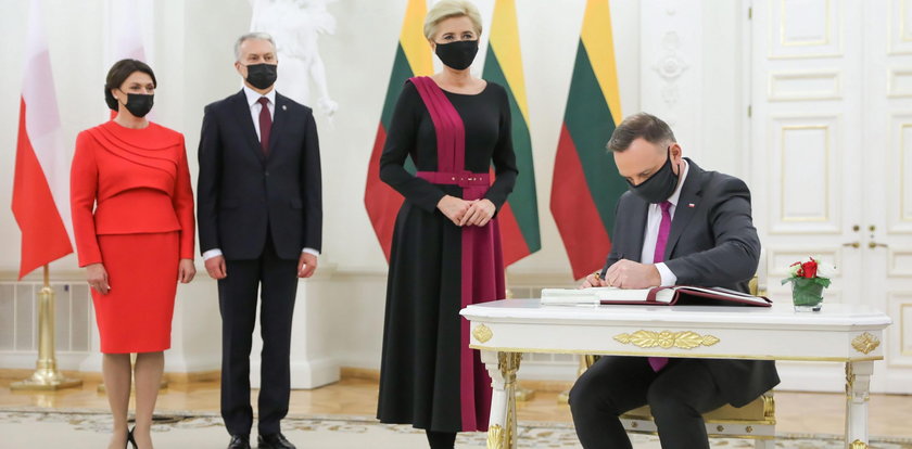 Stylistka gwiazd oceniła kreację Agaty Dudy, która miała na spotkaniu z litewską parą prezydencką