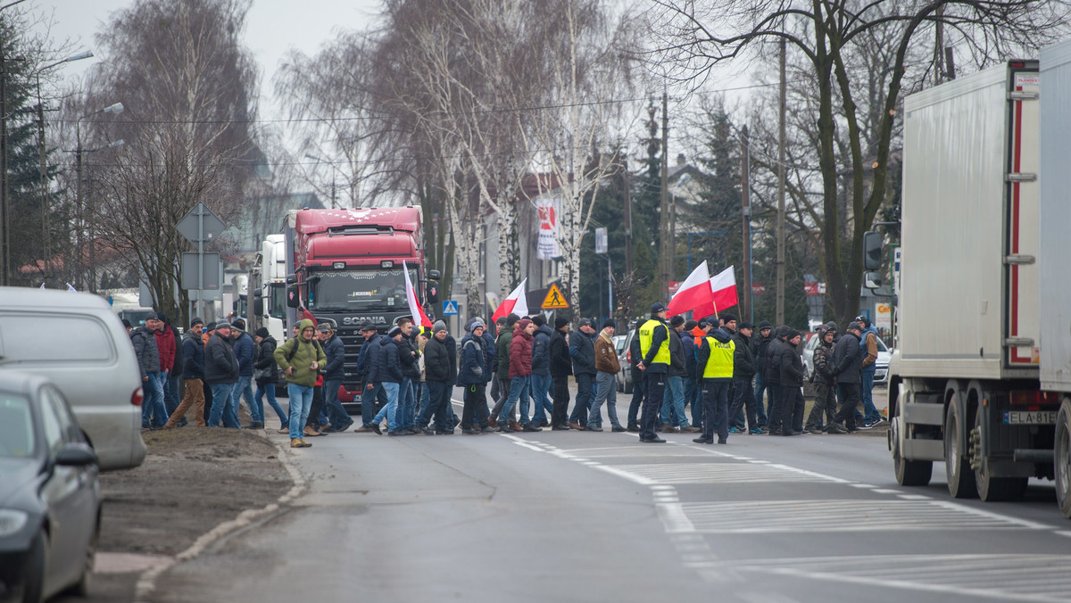 Rolnicy z Unii Warzywno-Ziemniaczanej zablokowali dziś drogę w Błaszkach (Łódzkie), protestując przeciwko zbyt niskim - ich zdaniem - cenom skupu warzyw. Dzień wcześniej ich delegacja spotkała się w Warszawie z ministrem rolnictwa Krzysztofem Jurgielem.