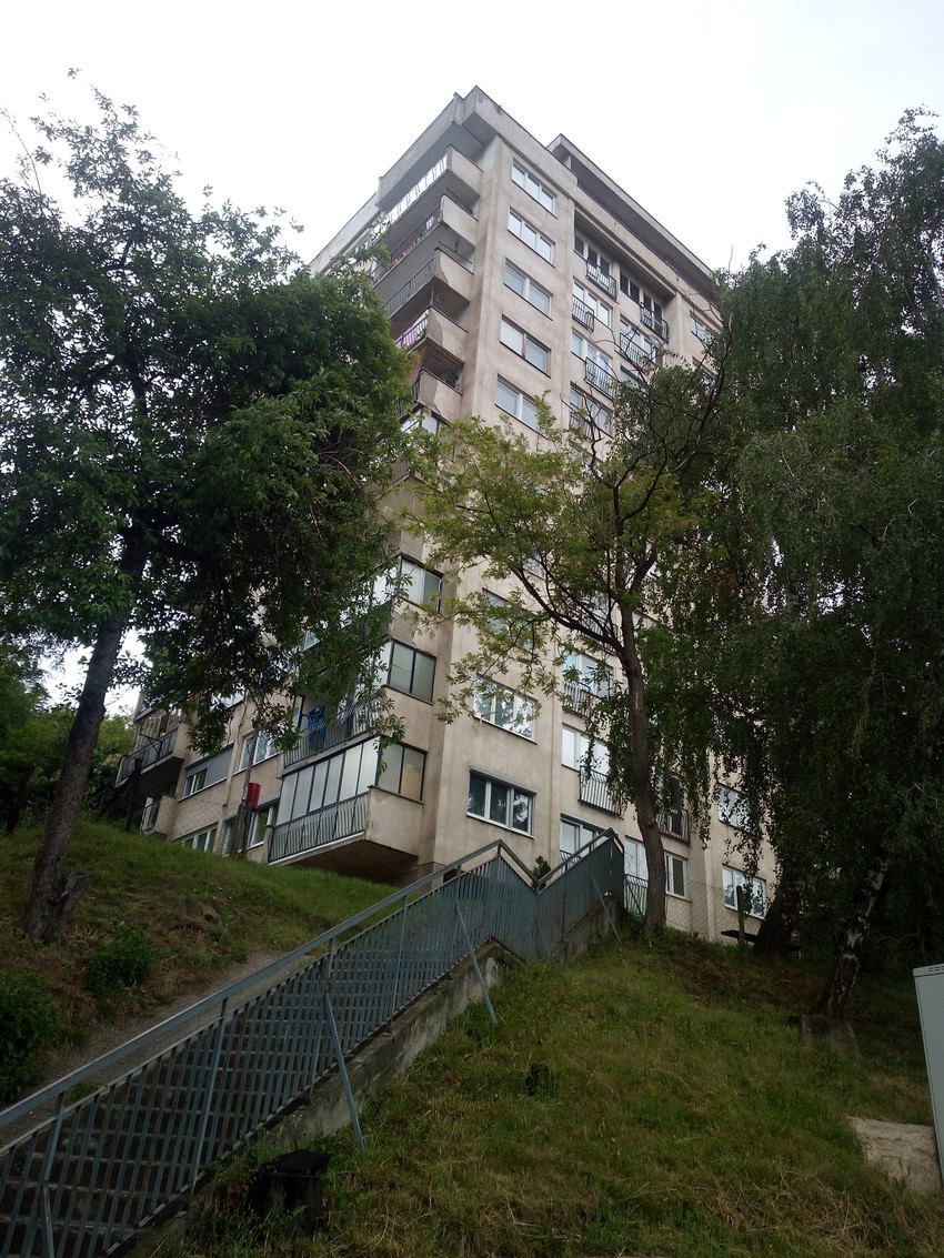 Mladić se obesio o ogradu terase na šestom spratu zgrade