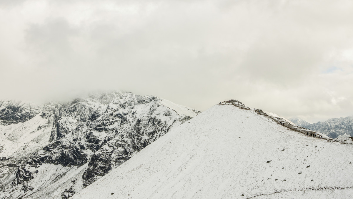 W Tatrach nasypało śniegu. Po raz drugi w tym sezonie Tatrzańskie Ochotnicze Pogotowie Ratunkowe ogłosiło zagrożenie lawinowe.