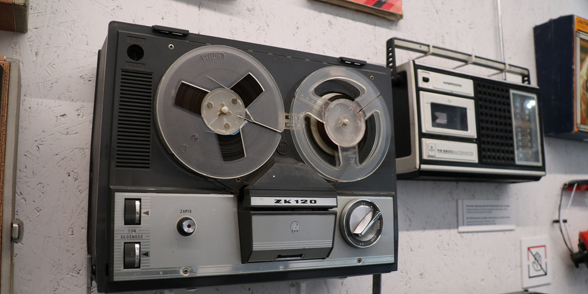 Magnetofon szpulowy i jego następca — magnetofon kasetowy — to poszukiwane przez kolekcjonerów sprzęty z PRL-u.