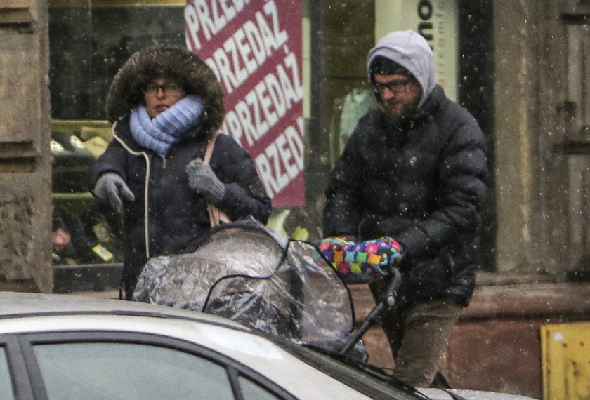 Agata Passent i Wojciech Kuczok na spacerze z synem