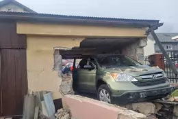 SUV potrącił seniorów i przebił ścianę garażu. Nie żyje 84-latek  