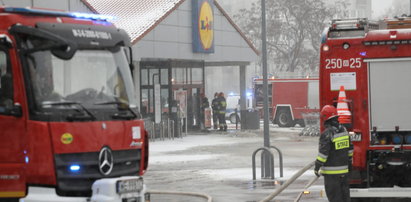 Pożar w popularnym dyskoncie w Warszawie. Zawalił się dach!