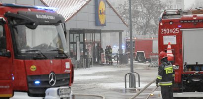 Pożar w popularnym dyskoncie w Warszawie. Zawalił się dach!