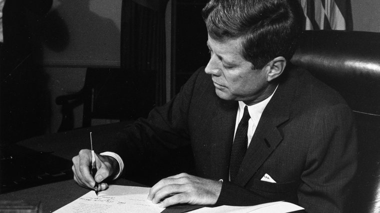 Prezydent Kennedy podpisuje proklamację o zakazie dostarczania broni ofensywnej na Kubę, 23 października 1962 r.