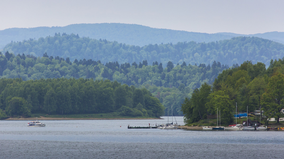Ratownicy sprzątają po turystach Jezioro Solińskie