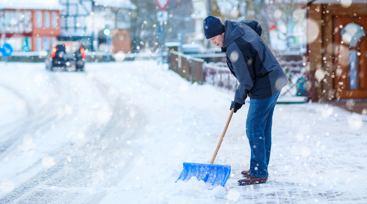 Ezekre érdemes odafigyelni hólapátolás közben egészségünk megőrzése érdekében / Fotó: Shutterstock