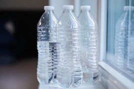 Trik sa FLAŠOM HLADNE VODE Nemci masovno koriste kako bi RASHLADILI KUĆU i pobedili letnji pakao