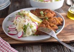 Młode ziemniaki z rzodkiewką i dymką. Tajemnicą jest ten sos