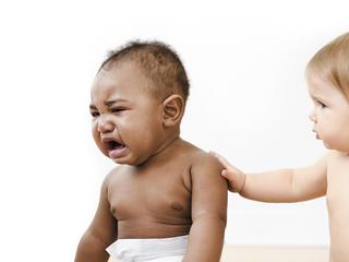 dzieci płacz pocieszenie niemowlak 