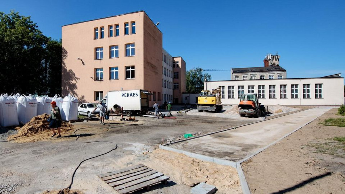 Do końca sierpnia przy szkole podstawowej numer 46 w Łodzi powstanie nowe, wielofunkcyjne boisko. Projekt można było zrealizować dzięki budżetowi obywatelskiemu, a przede wszystkim, dzięki głosom poparcia od okolicznych mieszkańców.