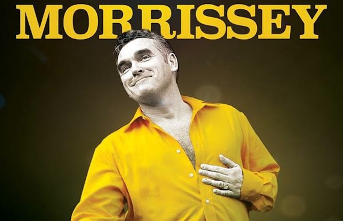 Morrissey pisze na skórze półnagich modelek... "Kiss Me A Lot"