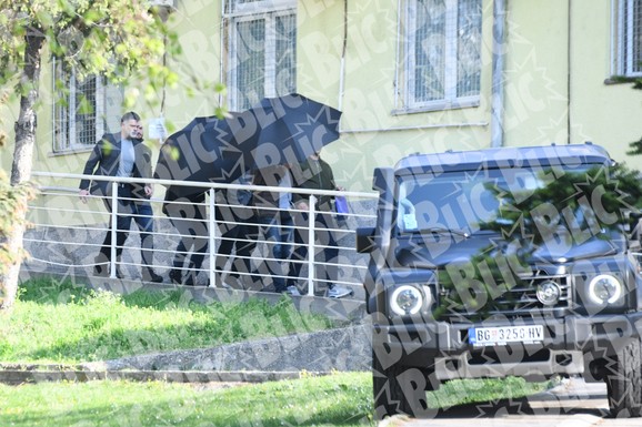 (FOTO, VIDEO) DEČAK UBICA IZVEDEN IZ BOLNICE! Na glavi imao kačket, policajci digli kišobran da ga sakriju: Odmah odvezen u SUD!