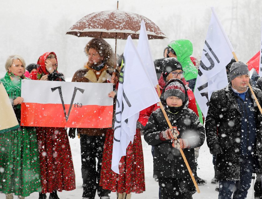 Górale zapraszają Dudę na narty: "Nie musi pan się przebierać, jak Emilewicz"