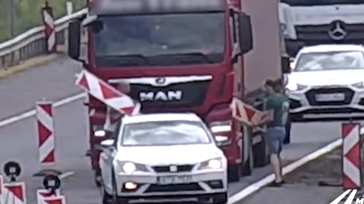Terelőtáblával esett egymásnak két férfi az M3-ason – videón a verekedés