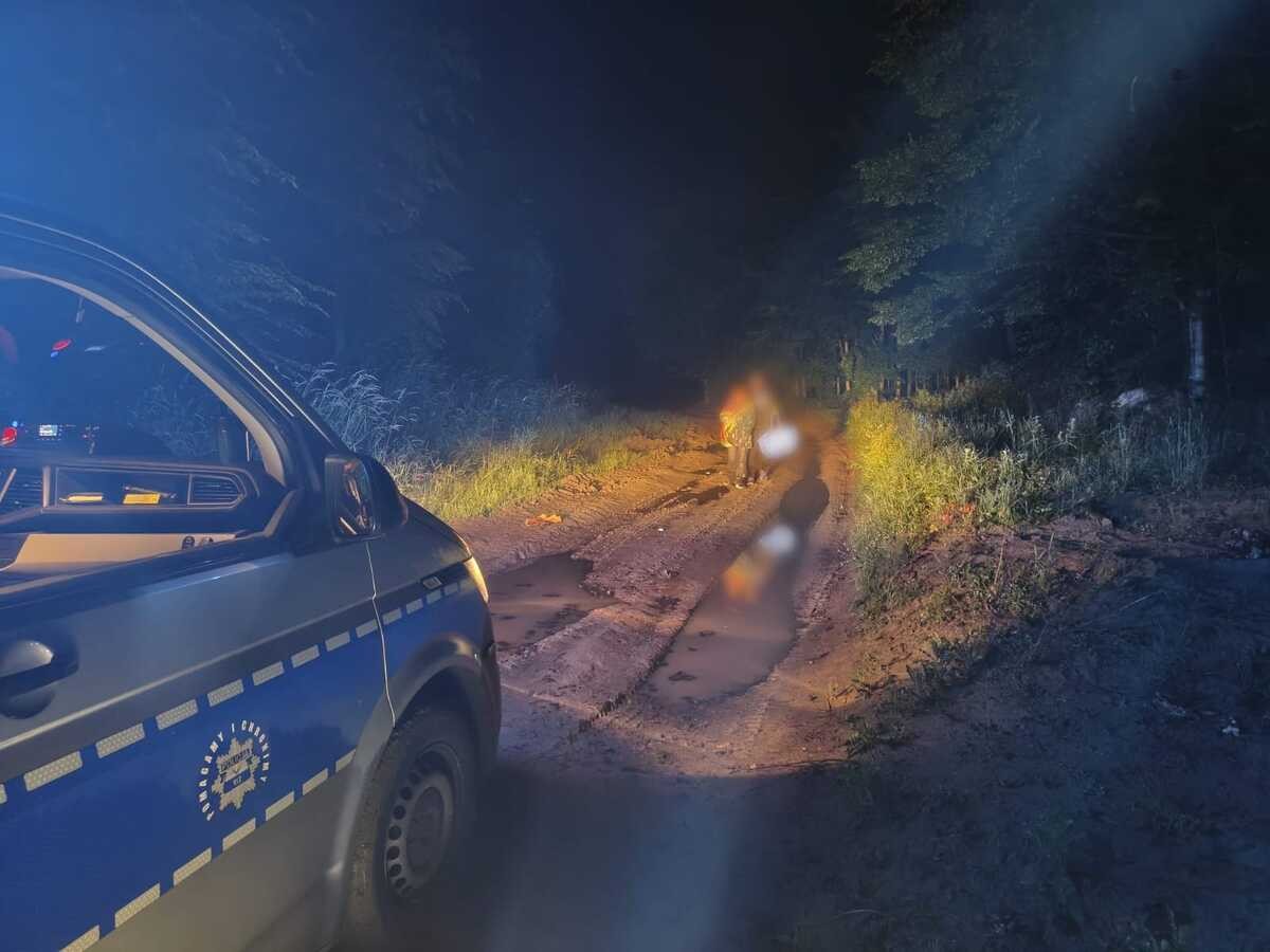 Zgubili się, zastała ich noc. Potem zobaczyli ślady dużego zwierzęcia