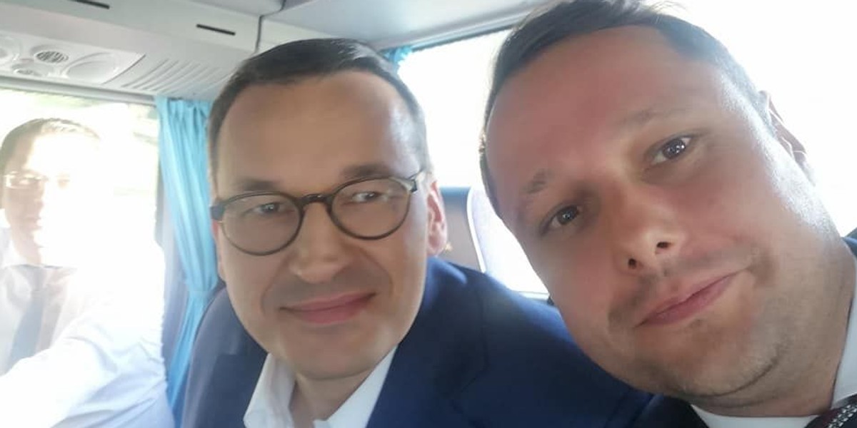 Michał Kotkowski i premier Mateusz Morawiecki podczas podróży wyborczym autobusem PiS w Wielkopolsce. Kotkowski to skarbnik PiS w regionie i dyrektor oddziału Elewarr nadzorujący magazyn, w którym - jak ustaliliśmy - fałszowano dokumenty.