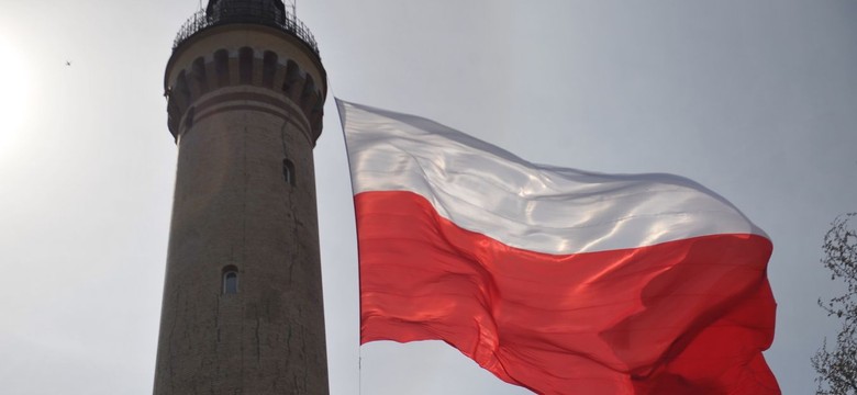 Największa w Polsce biało-czerwona flaga zawisła na latarni morskiej w Świnoujściu