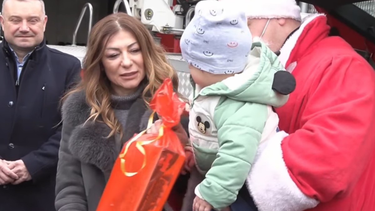 Predsednica gradske opštine Voždovac Bojana Jakšić uručuje paketiće