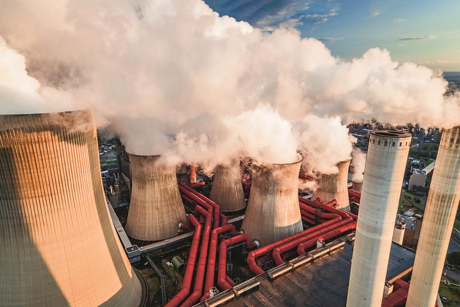 ETS jest jednym z najważniejszych narzędzi polityki klimatycznej Unii. Aby móc emitować gazy cieplarniane, 10 tys. elektrowni i fabryk w UE potrzebuje specjalnych uprawnień, których pula jest ograniczona.