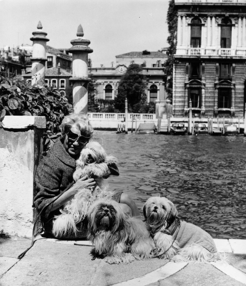 Peggy Guggenheim, druga żona Maxa Ernsta, w swojej ukochanej Wenecji, z równie kochanymi psami