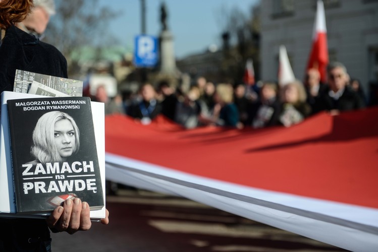 Warszawa: Osoby zgromadzone przed Pałacem Prezydenckim