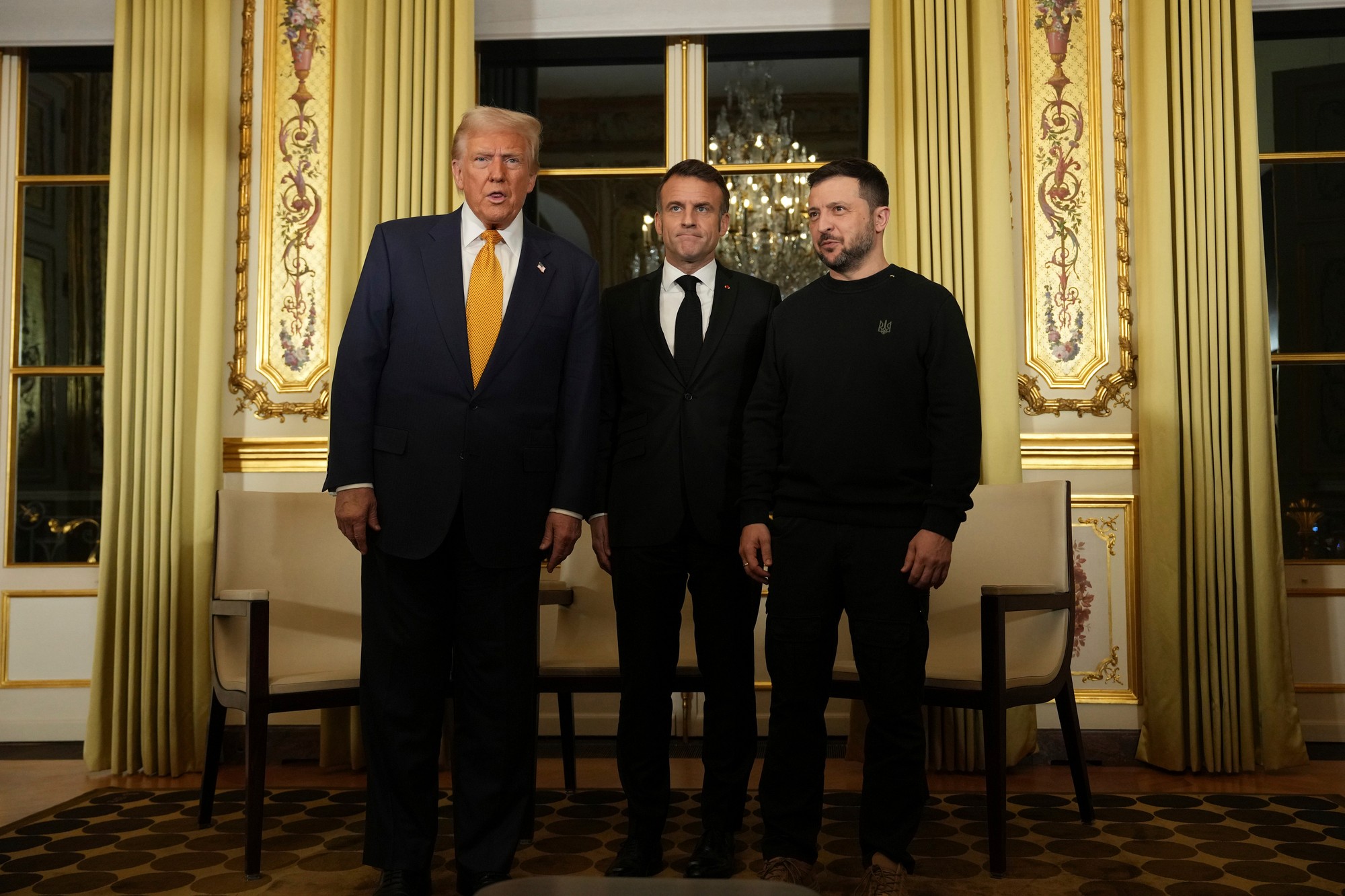 Francúzsky prezident Emmanuel Macron s Donaldom Trumpom a Volodymyrom Zelenským.