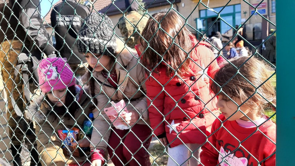 Dzieci migrantow na podwórku placówki Strazy Granicznej w Michałowie. 