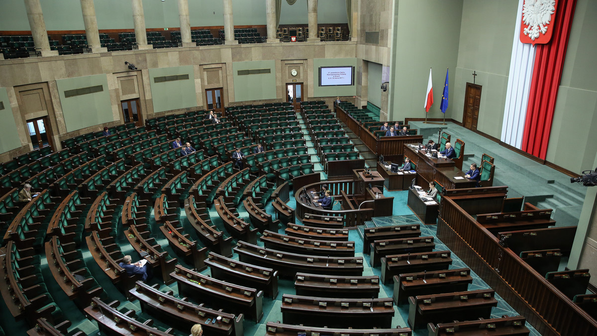 Sejm przyjął wieczorem dziewięć poprawek Senatu do ustawy przewidującej powołanie komisji weryfikacyjnej ds. warszawskiej reprywatyzacji. Teraz ustawa trafi do prezydenta Andrzeja Dudy.