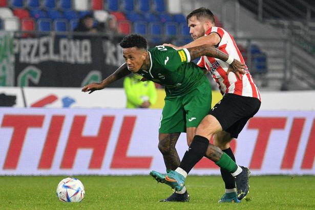 Zawodnik Radomiaka Radom Luizao (L) i Benjamin Kallman (P) z Cracovii podczas meczu 11. kolejki piłkarskiej Ekstraklasy