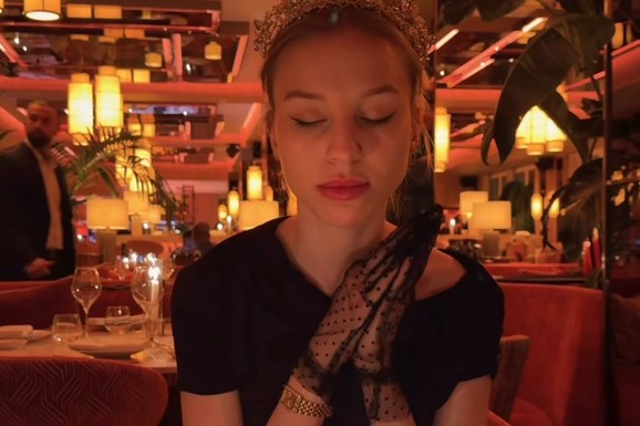 ĆERKA NAJBOGATIJEG SRBINA PROSLAVILA ROĐENDAN Slavljenica u miniću sa krunom na glavi: "Noć za pamćenje"