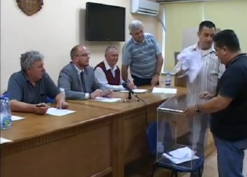 ...i potom ih gužva i odnosi