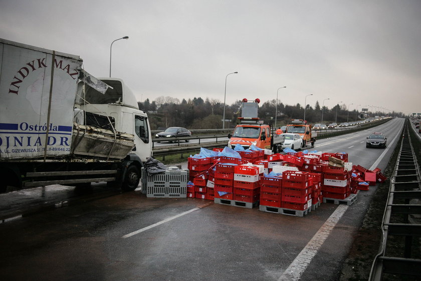 Paraliż obwodnicy w Trójmieście. Wszystko przez ciężarówkę z kurczakami